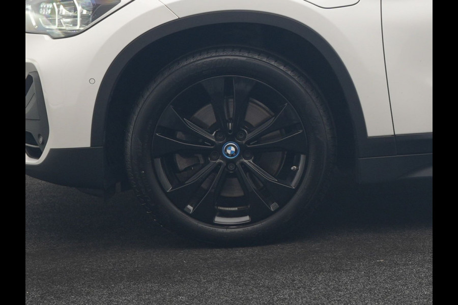 BMW X1 xDrive25e Advantage PHEV 221pk Dealer O.H. | Trekhaak Afn. | Panodak | Head Up | Camera | Harman / Kardon | Lederen Comfortzetels Verwarmd | Navigatie | DAB | Plug In Hybrid |