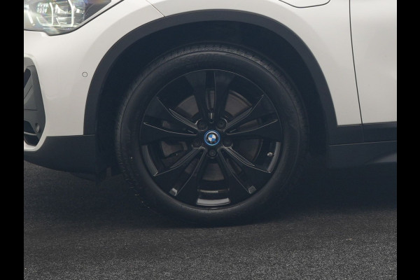 BMW X1 xDrive25e Advantage PHEV 221pk Dealer O.H. | Trekhaak Afn. | Panodak | Head Up | Camera | Harman / Kardon | Lederen Comfortzetels Verwarmd | Navigatie | DAB | Plug In Hybrid |