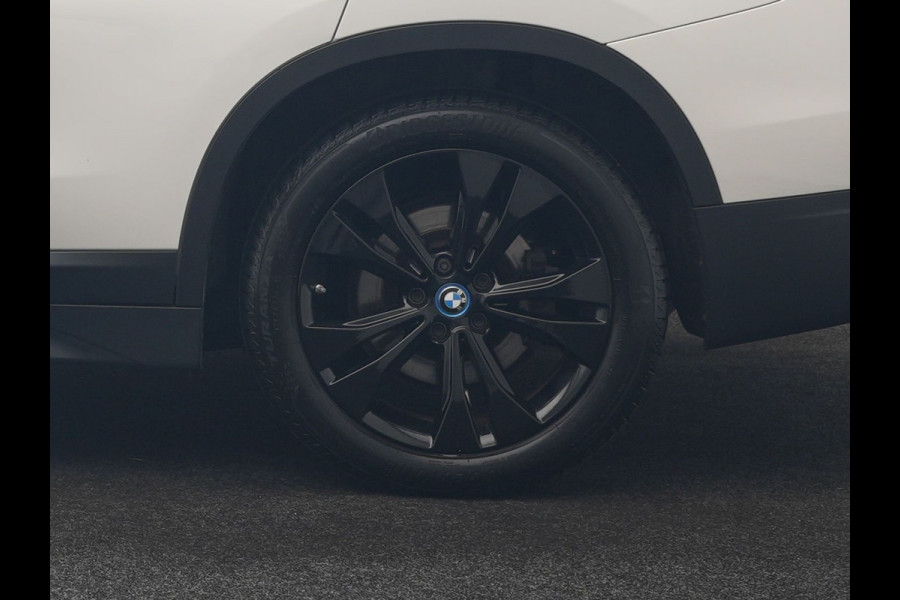 BMW X1 xDrive25e Advantage PHEV 221pk Dealer O.H. | Trekhaak Afn. | Panodak | Head Up | Camera | Harman / Kardon | Lederen Comfortzetels Verwarmd | Navigatie | DAB | Plug In Hybrid |