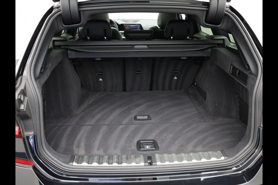 BMW 3 Serie Touring 320i High Executive Edition | 20'' | Pano | Head Up | Elk. A-klep | Camera | Prijs Rijklaar!!