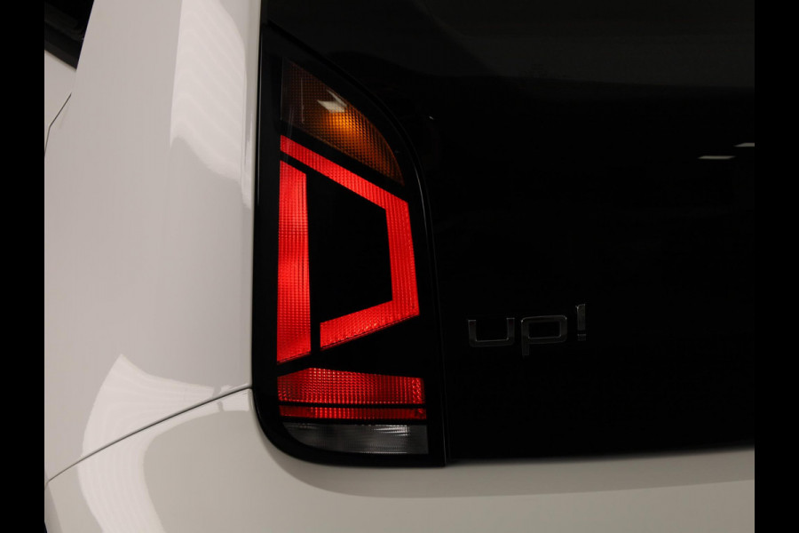 Volkswagen up! 1.0 Move Up! 65 pk | Navigatie via App | Parkeersensoren achter | Achteruitrijcamera | Cruise control | Stoelverwarming |