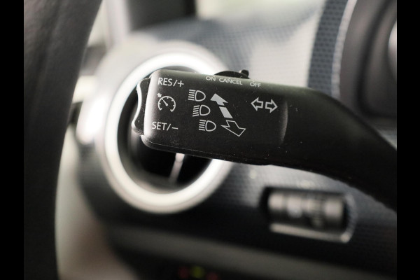 Volkswagen up! 1.0 Move Up! 65 pk | Navigatie via App | Parkeersensoren achter | Achteruitrijcamera | Cruise control | Stoelverwarming |