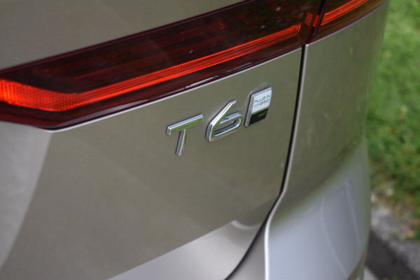 Volvo XC60 T6 350PK Automaat Plug-in hybrid AWD Plus Bright H&K | 360 Camera | Panodak | Stoelverwarming | ACC | 19"LMV
