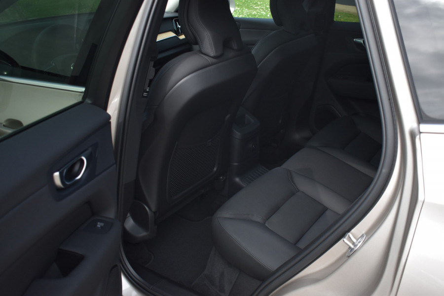 Volvo XC60 T6 350PK Automaat Plug-in hybrid AWD Plus Bright H&K | 360 Camera | Panodak | Stoelverwarming | ACC | 19"LMV