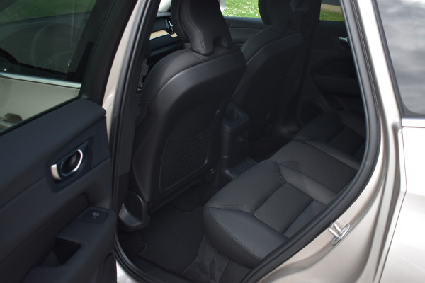 Volvo XC60 T6 350PK Automaat Plug-in hybrid AWD Plus Bright H&K | 360 Camera | Panodak | Stoelverwarming | ACC | 19"LMV