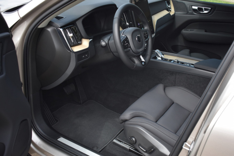 Volvo XC60 T6 350PK Automaat Plug-in hybrid AWD Plus Bright H&K | 360 Camera | Panodak | Stoelverwarming | ACC | 19"LMV