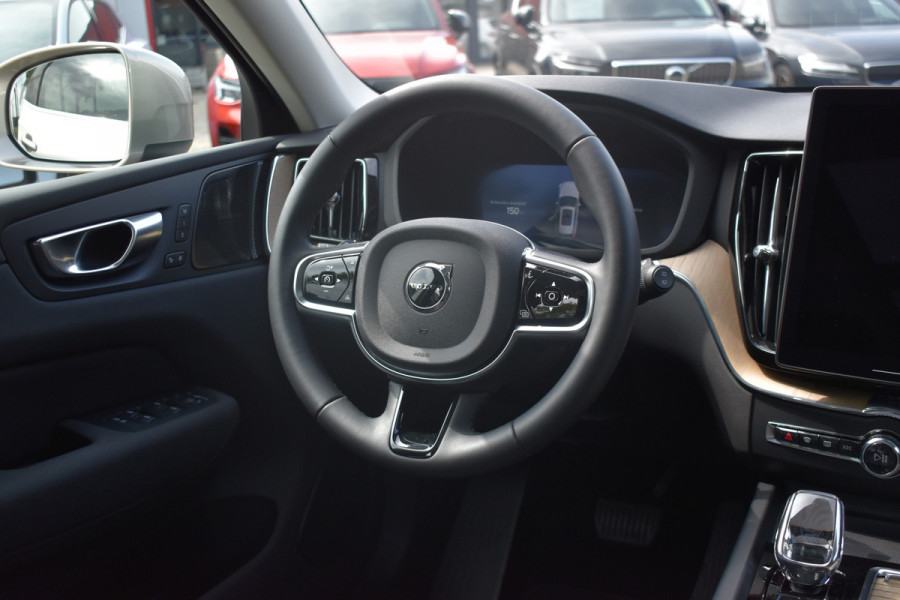 Volvo XC60 T6 350PK Automaat Plug-in hybrid AWD Plus Bright H&K | 360 Camera | Panodak | Stoelverwarming | ACC | 19"LMV