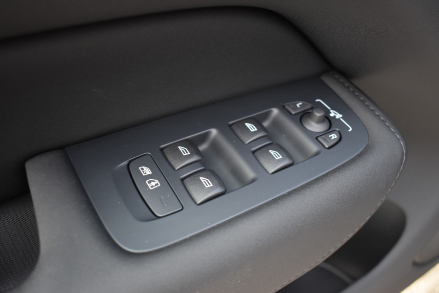 Volvo XC60 T6 350PK Automaat Plug-in hybrid AWD Plus Bright H&K | 360 Camera | Panodak | Stoelverwarming | ACC | 19"LMV