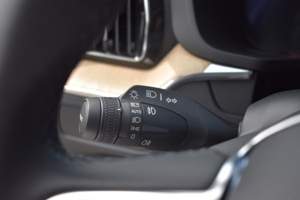 Volvo XC60 T6 350PK Automaat Plug-in hybrid AWD Plus Bright H&K | 360 Camera | Panodak | Stoelverwarming | ACC | 19"LMV