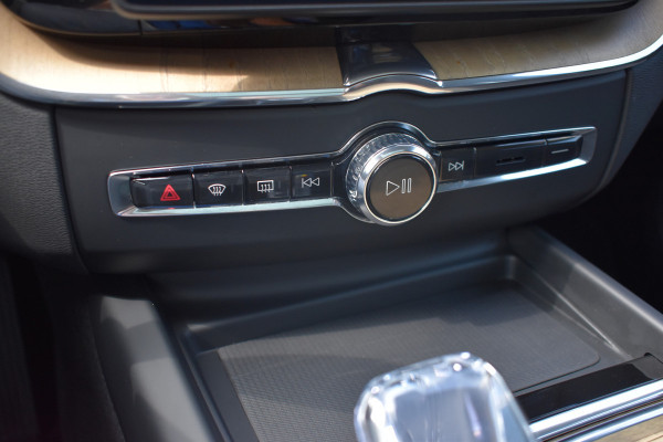 Volvo XC60 T6 350PK Automaat Plug-in hybrid AWD Plus Bright H&K | 360 Camera | Panodak | Stoelverwarming | ACC | 19"LMV
