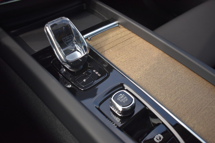 Volvo XC60 T6 350PK Automaat Plug-in hybrid AWD Plus Bright H&K | 360 Camera | Panodak | Stoelverwarming | ACC | 19"LMV