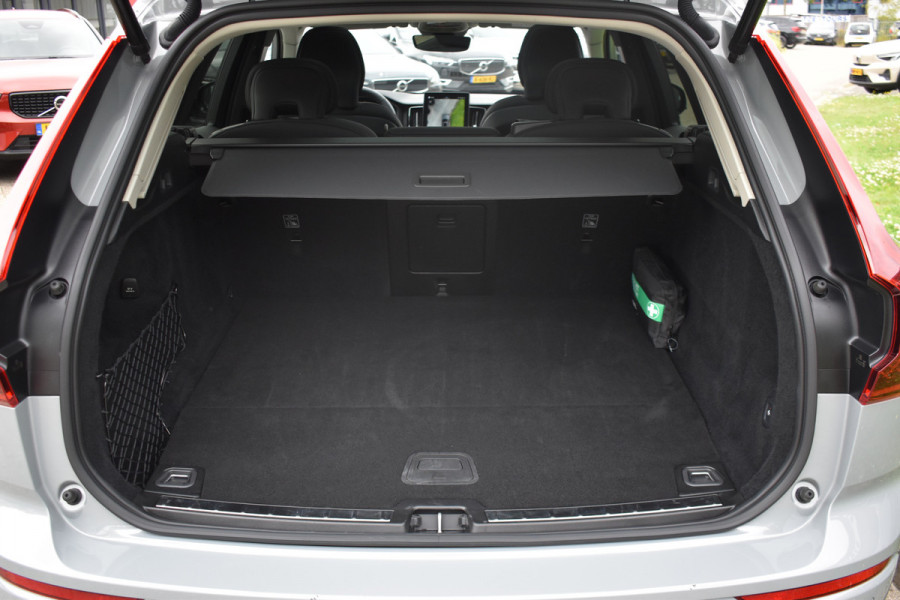 Volvo XC60 T6 350PK Plug-in hybrid AWD Plus Dark Trekhaak | H&K | Panodak | 19"LMV | 360 Camera | Stoelverwarming