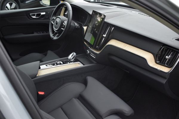 Volvo XC60 T6 350PK Plug-in hybrid AWD Plus Dark Trekhaak | H&K | Panodak | 19"LMV | 360 Camera | Stoelverwarming
