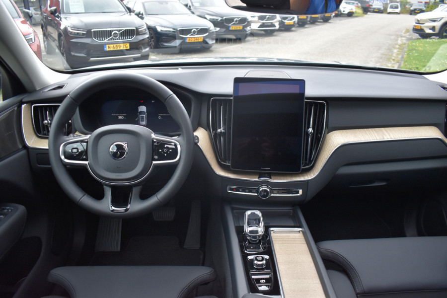 Volvo XC60 T6 350PK Plug-in hybrid AWD Plus Dark Trekhaak | H&K | Panodak | 19"LMV | 360 Camera | Stoelverwarming