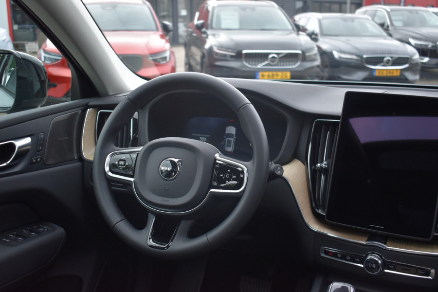 Volvo XC60 T6 350PK Plug-in hybrid AWD Plus Dark Trekhaak | H&K | Panodak | 19"LMV | 360 Camera | Stoelverwarming