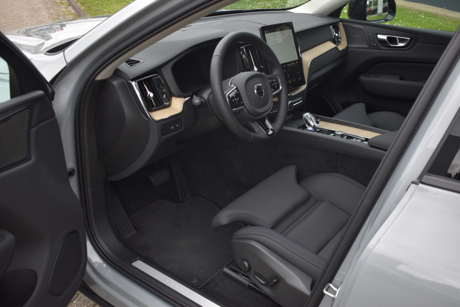 Volvo XC60 T6 350PK Plug-in hybrid AWD Plus Dark Trekhaak | H&K | Panodak | 19"LMV | 360 Camera | Stoelverwarming