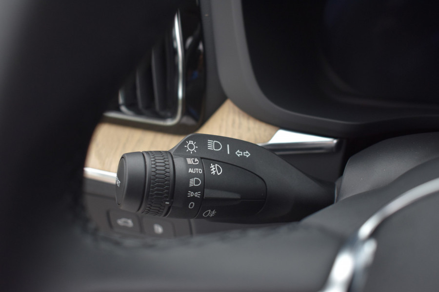 Volvo XC60 T6 350PK Plug-in hybrid AWD Plus Dark Trekhaak | H&K | Panodak | 19"LMV | 360 Camera | Stoelverwarming