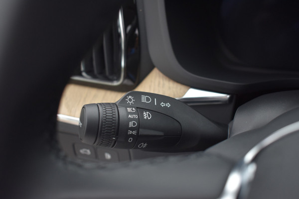 Volvo XC60 T6 350PK Plug-in hybrid AWD Plus Dark Trekhaak | H&K | Panodak | 19"LMV | 360 Camera | Stoelverwarming