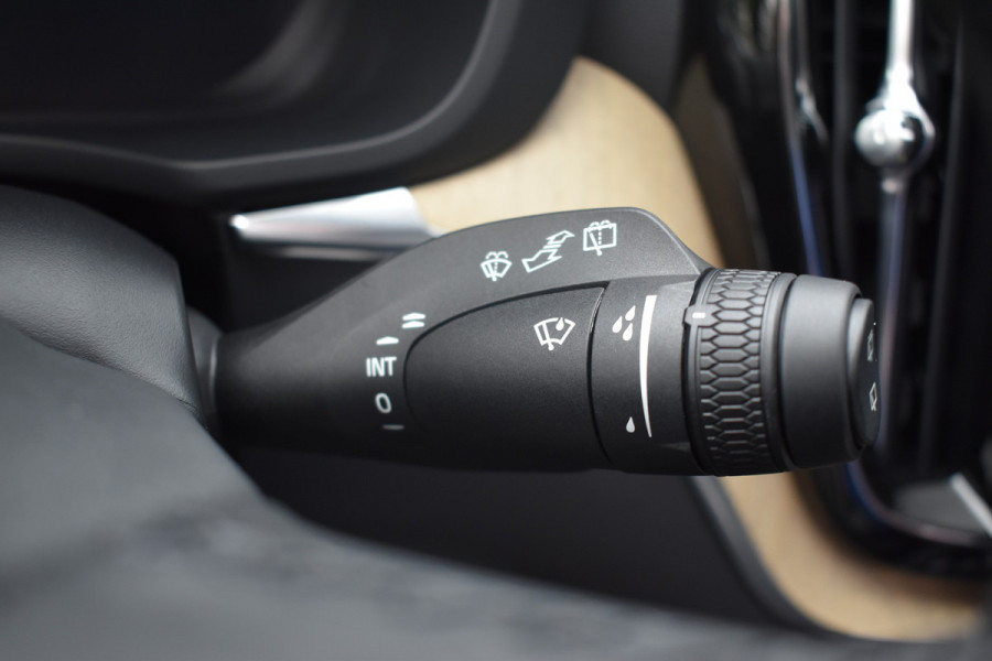 Volvo XC60 T6 350PK Plug-in hybrid AWD Plus Dark Trekhaak | H&K | Panodak | 19"LMV | 360 Camera | Stoelverwarming