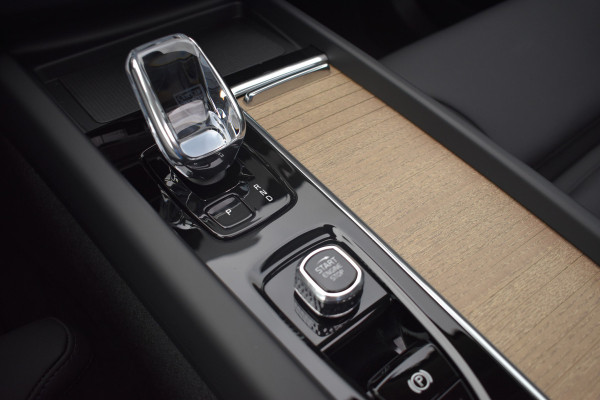 Volvo XC60 T6 350PK Plug-in hybrid AWD Plus Dark Trekhaak | H&K | Panodak | 19"LMV | 360 Camera | Stoelverwarming