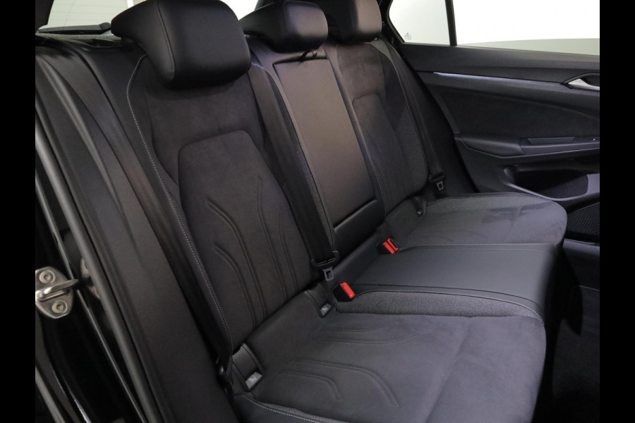 Volkswagen Golf 1.5 eHybrid 50 Edition 204 pk Automaat (DSG) | Verlengde garantie | Navigatie | Parkeersensoren | Achteruitrijcamera | Adaptieve cruise control | Stoelverwarming |