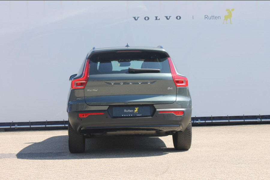 Volvo XC40 B4 211PK Automaat Plus Dark Semi elektrisch wegklapbare trekhaak / Verwarmbare voorruit / Google infotainment / Elektrisch bedienbare bestuurdersstoel met geheugen