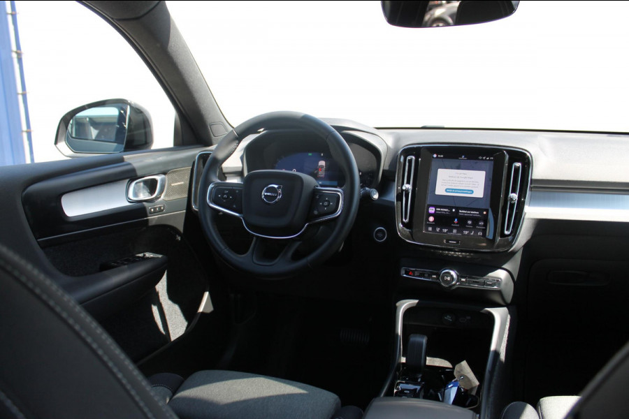 Volvo XC40 B4 211PK Automaat Plus Dark Semi elektrisch wegklapbare trekhaak / Verwarmbare voorruit / Google infotainment / Elektrisch bedienbare bestuurdersstoel met geheugen