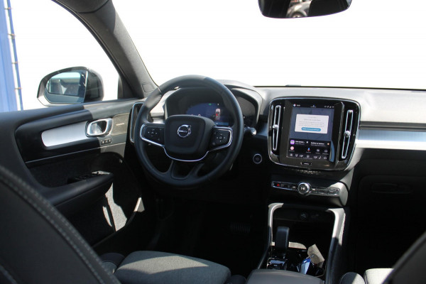 Volvo XC40 B4 211PK Automaat Plus Dark Semi elektrisch wegklapbare trekhaak / Verwarmbare voorruit / Google infotainment / Elektrisch bedienbare bestuurdersstoel met geheugen