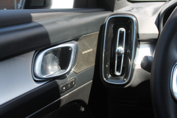 Volvo XC40 B4 211PK Automaat Plus Dark Semi elektrisch wegklapbare trekhaak / Verwarmbare voorruit / Google infotainment / Elektrisch bedienbare bestuurdersstoel met geheugen