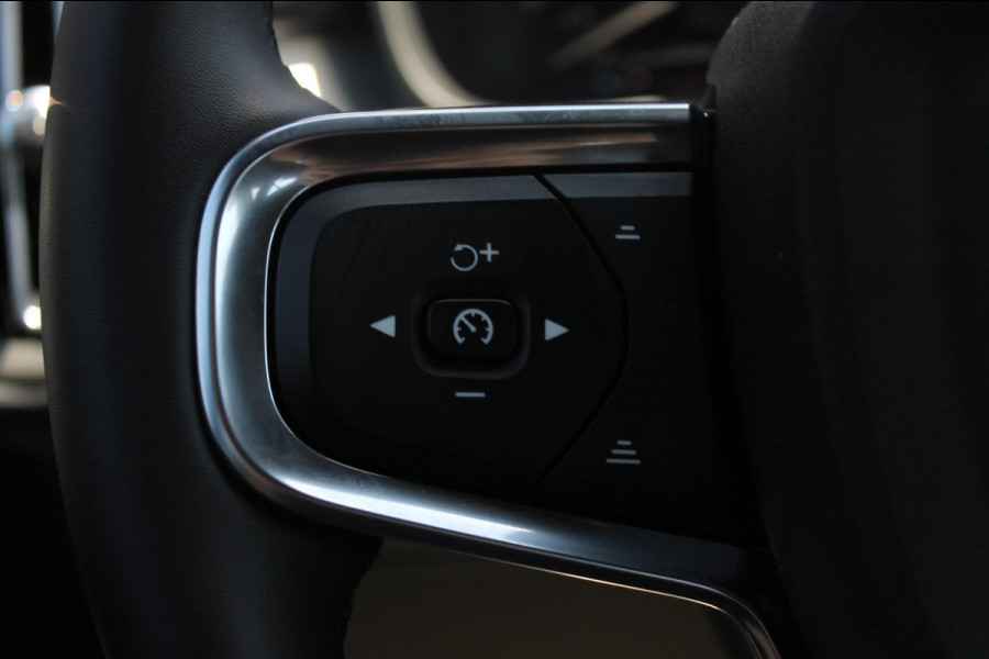 Volvo XC40 B4 211PK Automaat Plus Dark Semi elektrisch wegklapbare trekhaak / Verwarmbare voorruit / Google infotainment / Elektrisch bedienbare bestuurdersstoel met geheugen