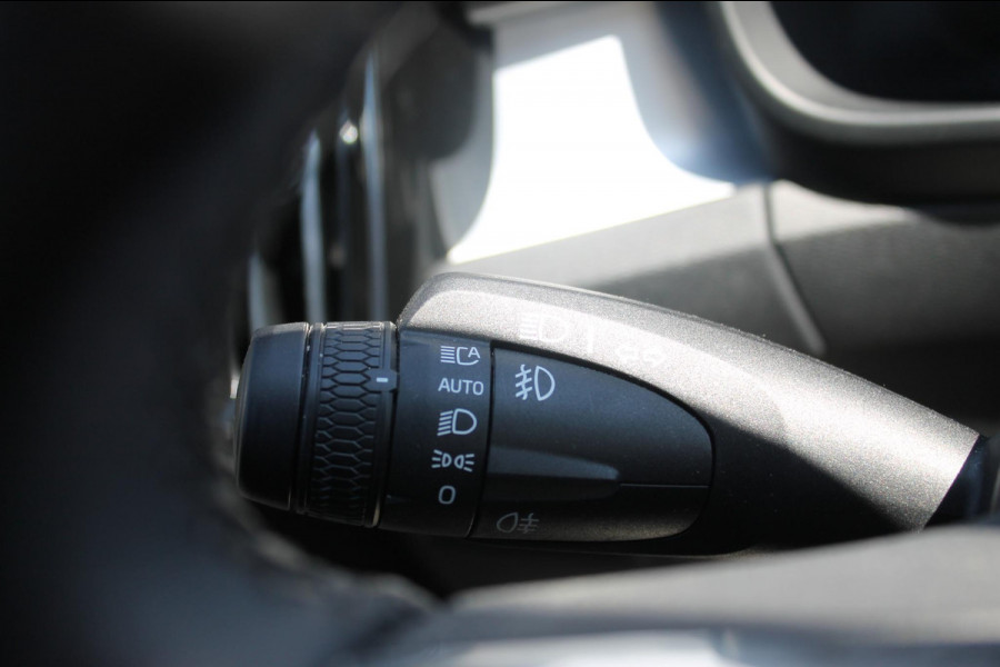 Volvo XC40 B4 211PK Automaat Plus Dark Semi elektrisch wegklapbare trekhaak / Verwarmbare voorruit / Google infotainment / Elektrisch bedienbare bestuurdersstoel met geheugen