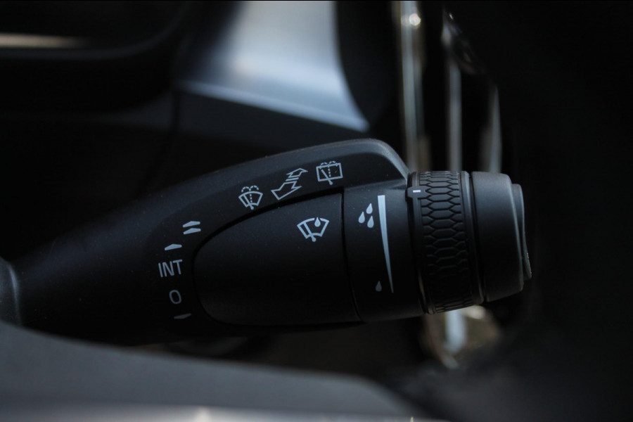 Volvo XC40 B4 211PK Automaat Plus Dark Semi elektrisch wegklapbare trekhaak / Verwarmbare voorruit / Google infotainment / Elektrisch bedienbare bestuurdersstoel met geheugen