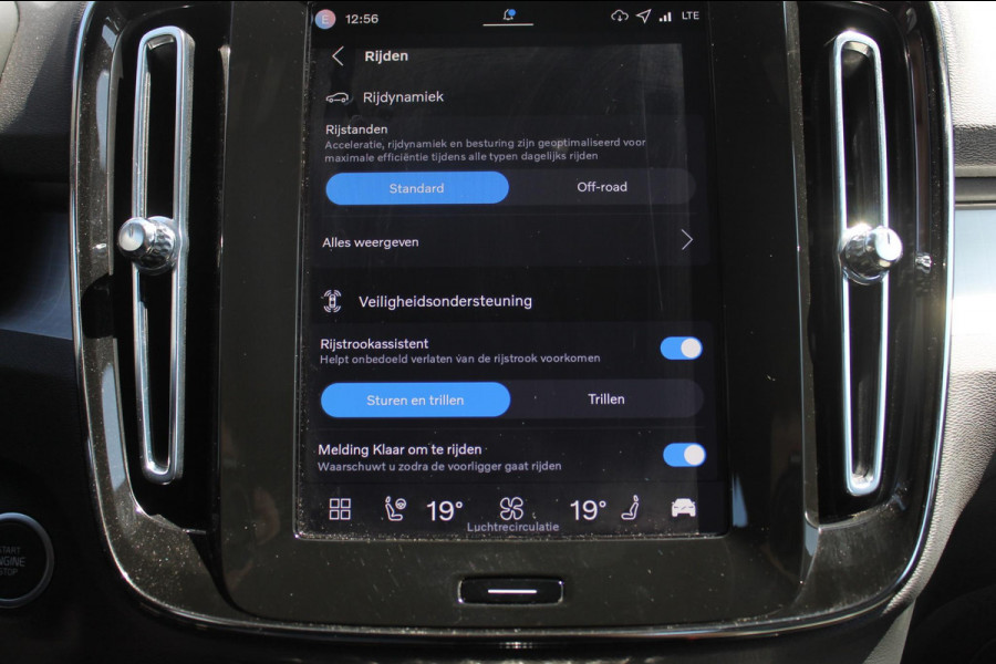 Volvo XC40 B4 211PK Automaat Plus Dark Semi elektrisch wegklapbare trekhaak / Verwarmbare voorruit / Google infotainment / Elektrisch bedienbare bestuurdersstoel met geheugen