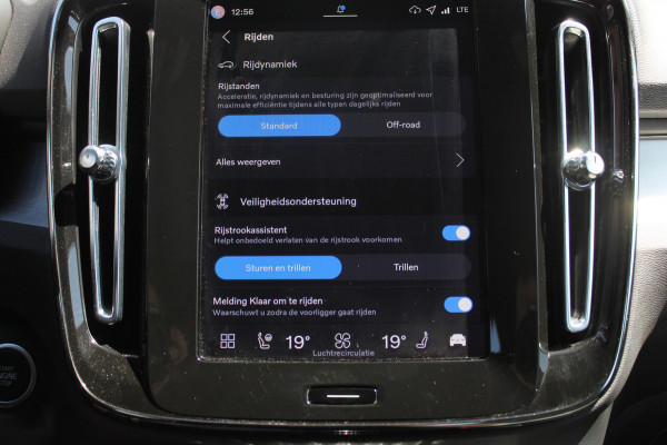 Volvo XC40 B4 211PK Automaat Plus Dark Semi elektrisch wegklapbare trekhaak / Verwarmbare voorruit / Google infotainment / Elektrisch bedienbare bestuurdersstoel met geheugen