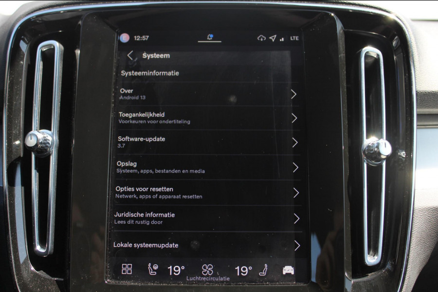Volvo XC40 B4 211PK Automaat Plus Dark Semi elektrisch wegklapbare trekhaak / Verwarmbare voorruit / Google infotainment / Elektrisch bedienbare bestuurdersstoel met geheugen