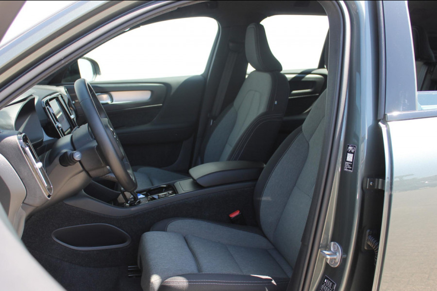 Volvo XC40 B4 211PK Automaat Plus Dark Semi elektrisch wegklapbare trekhaak / Verwarmbare voorruit / Google infotainment / Elektrisch bedienbare bestuurdersstoel met geheugen