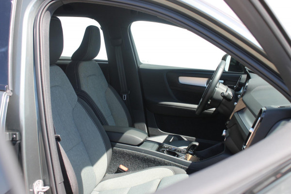 Volvo XC40 B4 211PK Automaat Plus Dark Semi elektrisch wegklapbare trekhaak / Verwarmbare voorruit / Google infotainment / Elektrisch bedienbare bestuurdersstoel met geheugen