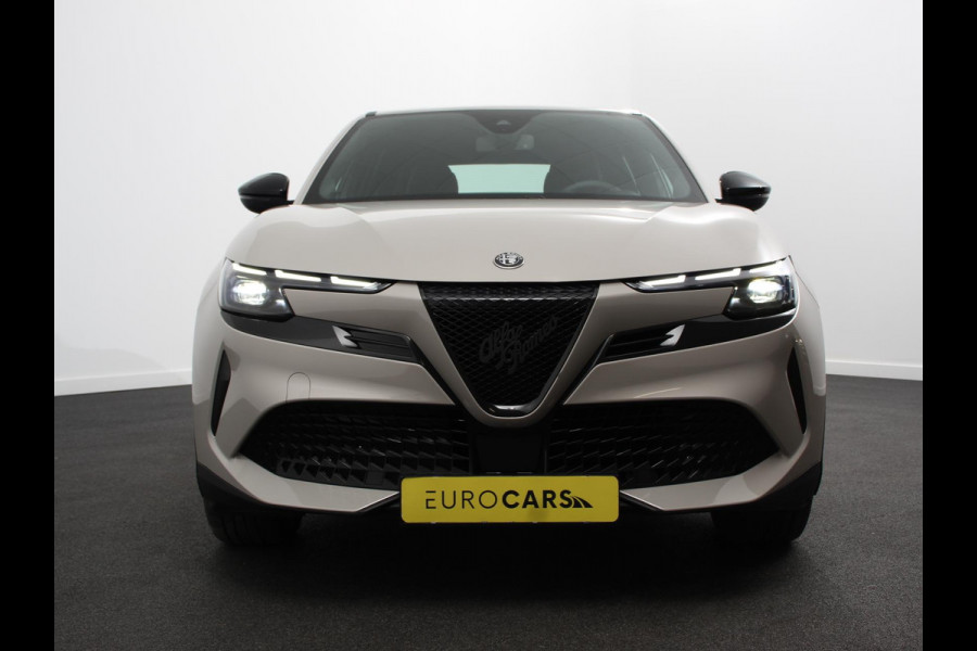 Alfa Romeo junior Elettrica Automaat 156PK Adaptieve Cruise Control LMV 18 inch Full Led Matrix Parkeer sensoren Navigatie Apple Carplay / Android auto  Climate Control