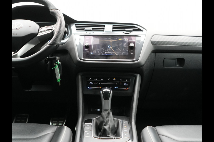 Volkswagen Tiguan 1.4 TSI eHybrid R-Line Business PHEV 245pk | Trekhaak Af Fabriek | Adaptive Cruise | IQ Light | Camera | Lederen Sportstoelen Memory & Verwarmd | Sfeerverlichting | Stuur Verwarmd | Apple Carplay | Navigatie | DAB | 20"L.M | Plug In Hybrid |