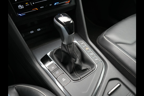 Volkswagen Tiguan 1.4 TSI eHybrid R-Line Business PHEV 245pk | Trekhaak Af Fabriek | Adaptive Cruise | IQ Light | Camera | Lederen Sportstoelen Memory & Verwarmd | Sfeerverlichting | Stuur Verwarmd | Apple Carplay | Navigatie | DAB | 20"L.M | Plug In Hybrid |