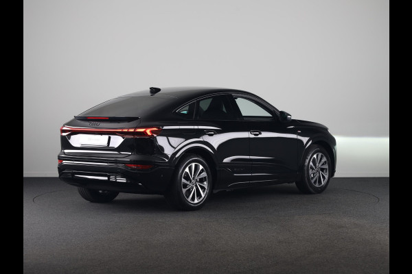 Audi Q6 Sportback e-tron Advanced edition 83Kwh 252 pk Sportback | Techniek pakket plus | Sportstoel voor leder | Optiek pakket zwart | Privacy glas |