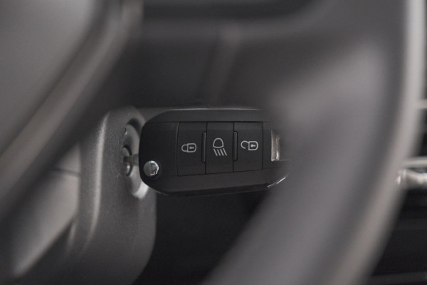 Peugeot 208 1.2 Hybrid 110 e-DCS6 Allure | Apple Carplay | Parkeersensoren Voor + Achter | Climate Control