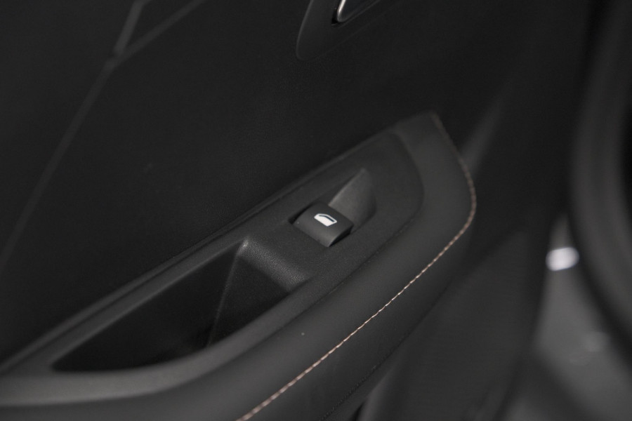 Peugeot 208 1.2 Hybrid 110 e-DCS6 Allure | Apple Carplay | Parkeersensoren Voor + Achter | Climate Control