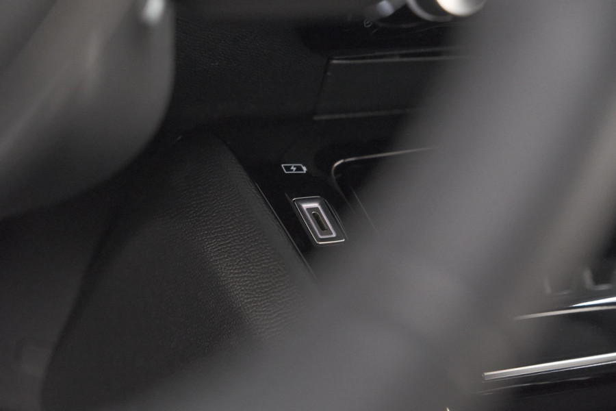 Peugeot 208 1.2 Hybrid 110 e-DCS6 Allure | Apple Carplay | Parkeersensoren Voor + Achter | Climate Control