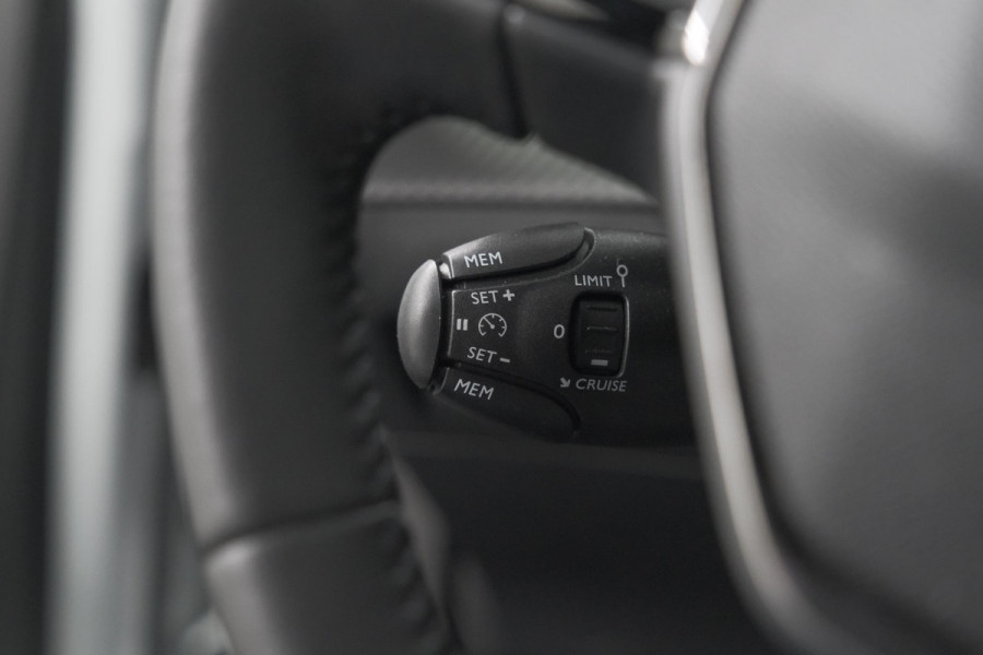 Peugeot 2008 1.2 Hybrid 145 Allure | Apple Carplay | Climate Control | Parkeersensoren Voor + Achter