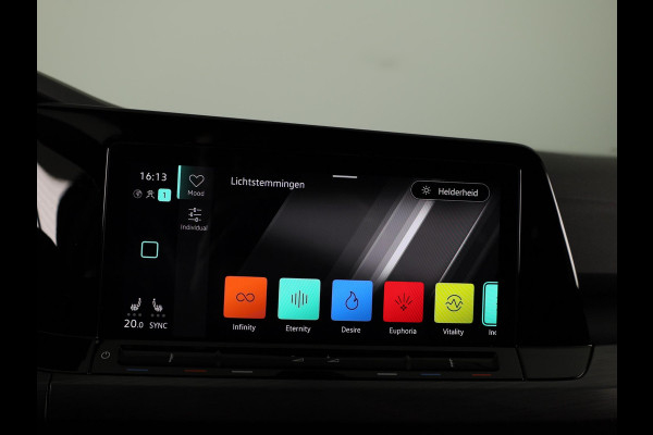 Volkswagen Golf 1.5 eTSI Style 150PK | Automaat (DSG) | Navigatie | Parkeersensoren | Led