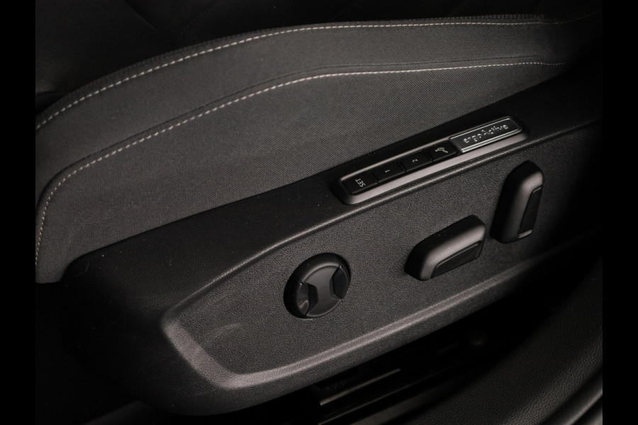 Volkswagen Golf 1.5 eTSI Style 150PK | Automaat (DSG) | Navigatie | Parkeersensoren | Led