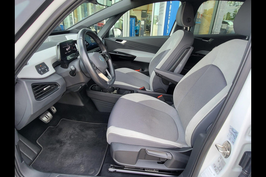 Volkswagen ID.3 First Plus 58 kWh SOH 92,2% | Adaptive cruise control | IQ-light | 2de eigenaar | PDC v+a | 19'' velgen | Dealeronderhouden!