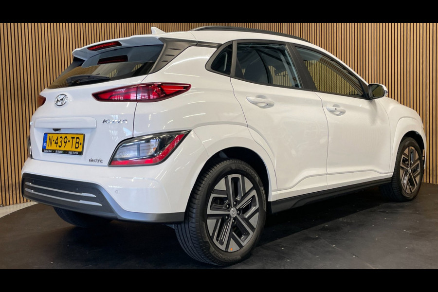 Hyundai Kona EV 64 kWh|FACELIFT MODEL|100% SOH|3-FASE|DIGITAL COCKPIT|CAMERA|CARPLAY|KRELL AUDIO|NAP|NL-AUTO|1e EIGENAAR|INCL.BTW|