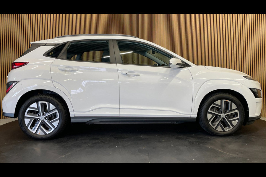 Hyundai Kona EV 64 kWh|FACELIFT MODEL|100% SOH|3-FASE|DIGITAL COCKPIT|CAMERA|CARPLAY|KRELL AUDIO|NAP|NL-AUTO|1e EIGENAAR|INCL.BTW|